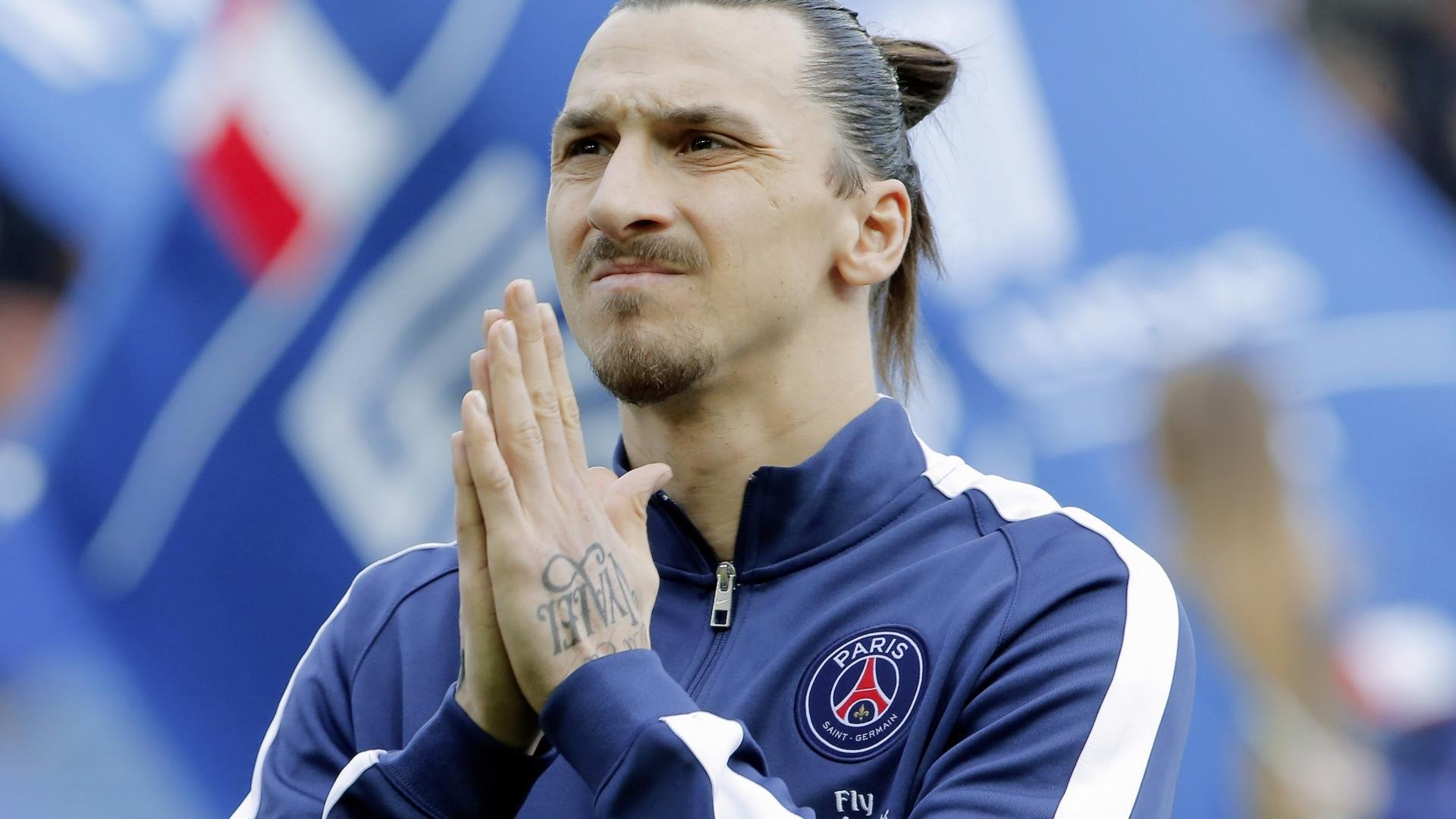 kaiyun登录-尊重对手成就伟大—C罗赛前列队欢迎巴萨尽显王者风度，列队致敬巴萨，C罗诠释王者气度